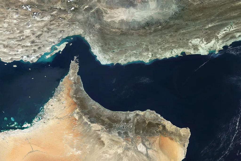 Hình ảnh eo biển Hormuz chụp từ vệ tinh - Ảnh: Bloomberg.