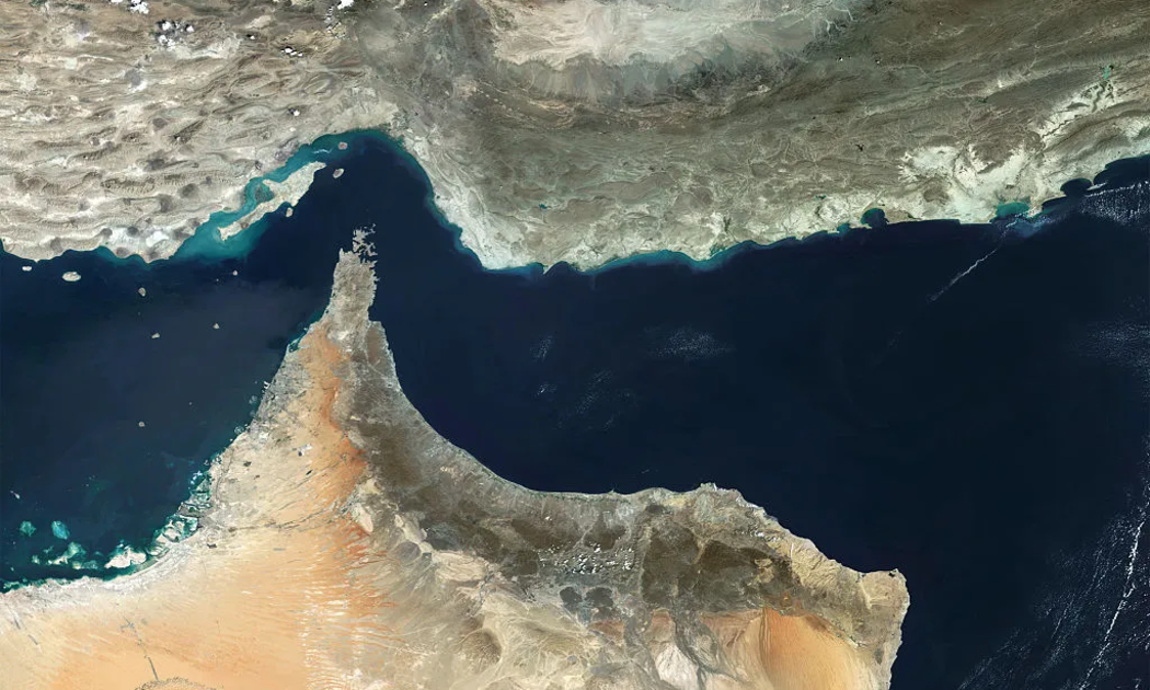 Hình ảnh eo biển Hormuz chụp từ vệ tinh - Ảnh: Bloomberg.