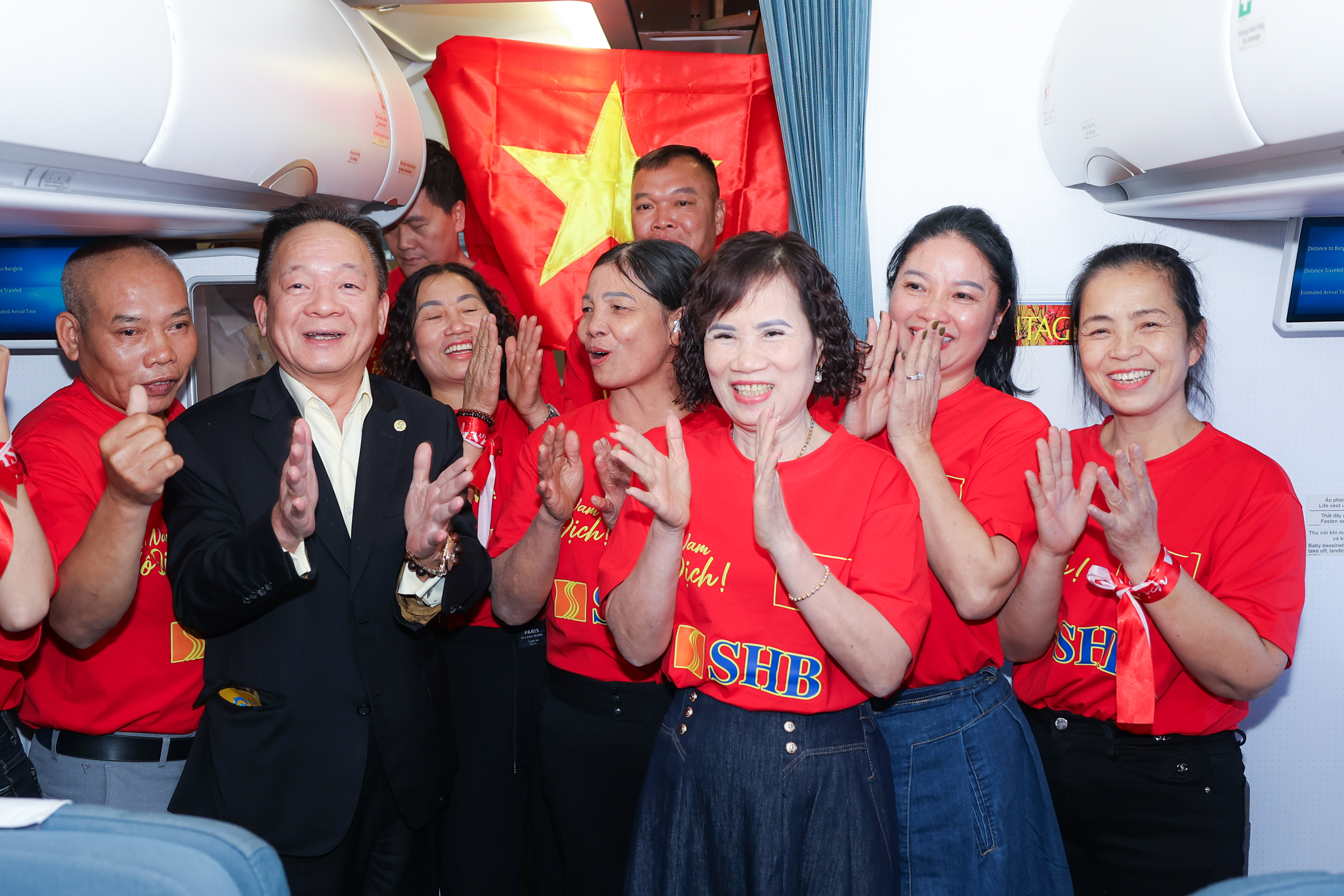 Bầu Hiển tài trợ toàn bộ chi phí cho gia đình, người thân các cầu thủ Việt Nam và hơn 600 CĐV Việt Nam sang Thái Lan cổ vũ trận lượt về chung kết ASEAN Cup 2024. Ảnh: T&T Group.