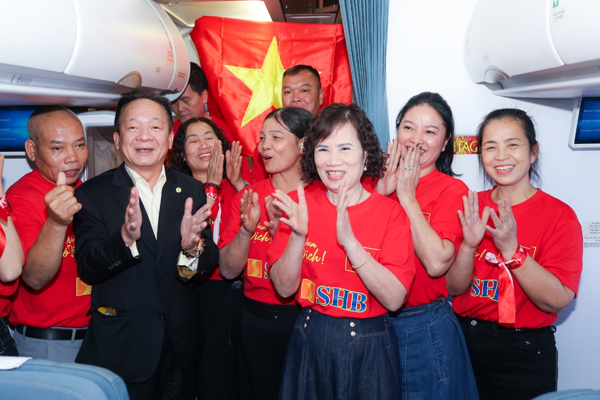 Bầu Hiển tài trợ toàn bộ chi phí cho gia đình, người thân các cầu thủ Việt Nam và hơn 600 CĐV Việt Nam sang Thái Lan cổ vũ trận lượt về chung kết ASEAN Cup 2024.&nbsp;Ảnh:&nbsp;T&T Group.