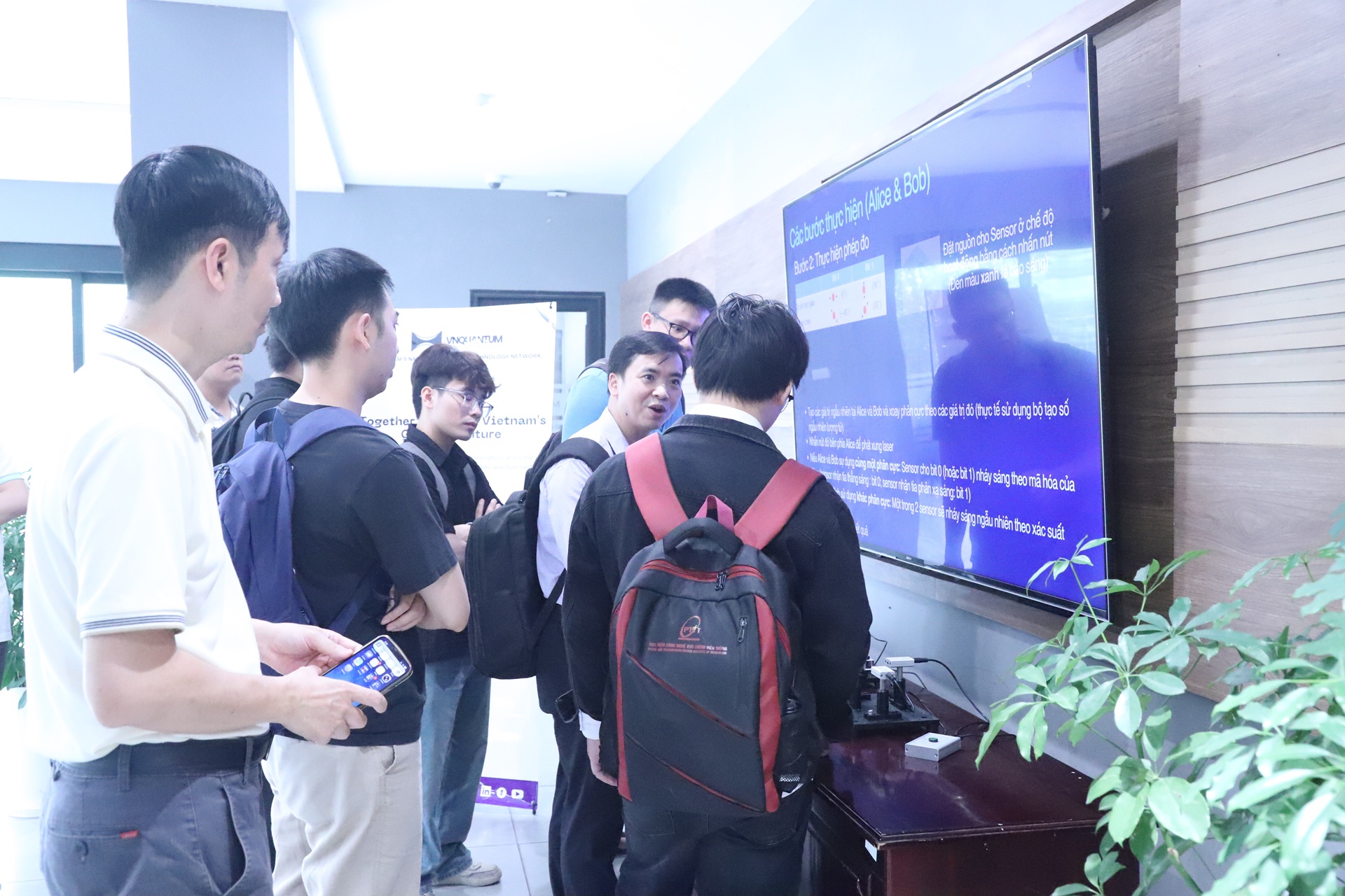 Lần đầu tiên tại Việt Nam trình diễn trực tiếp hệ thống phân phối khóa lượng tử sử dụng giao thức BB84 trên hệ thực nghiệm.