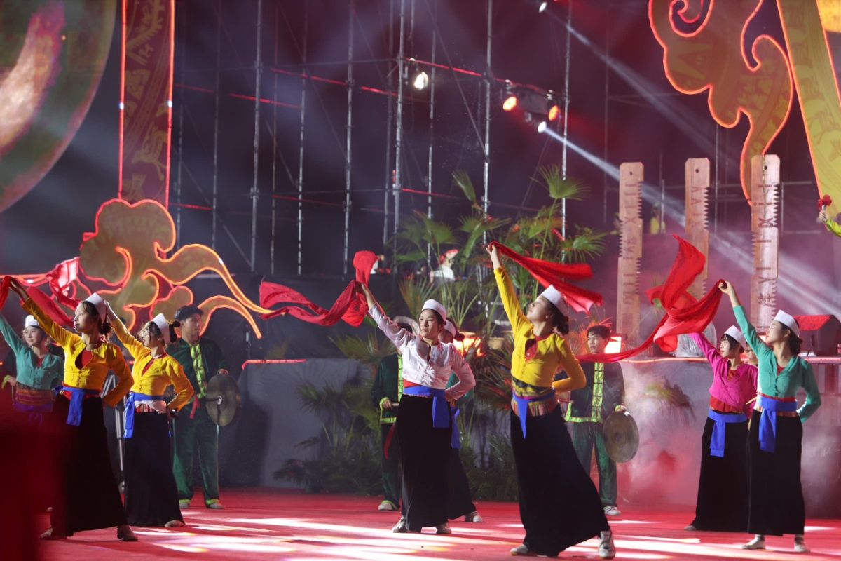 Biểu diễn nghệ thuật tại Lễ khai mạc.