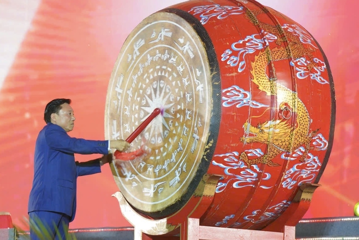 Ông Nguyễn Huy Ngọc đánh trống khai hội.