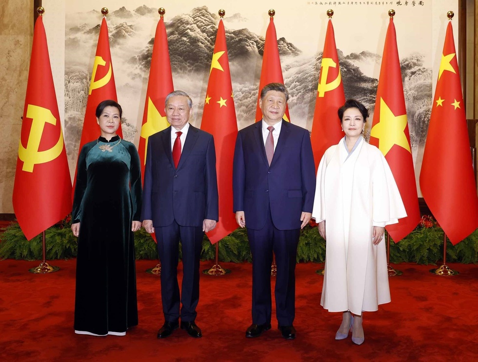Tổng Bí thư, Chủ tịch nước Tô Lâm và Phu nhân cùng Tổng Bí thư, Chủ tịch nước Trung Quốc Tập Cận Bình và Phu nhân chụp ảnh chung. Ảnh: TTXVN