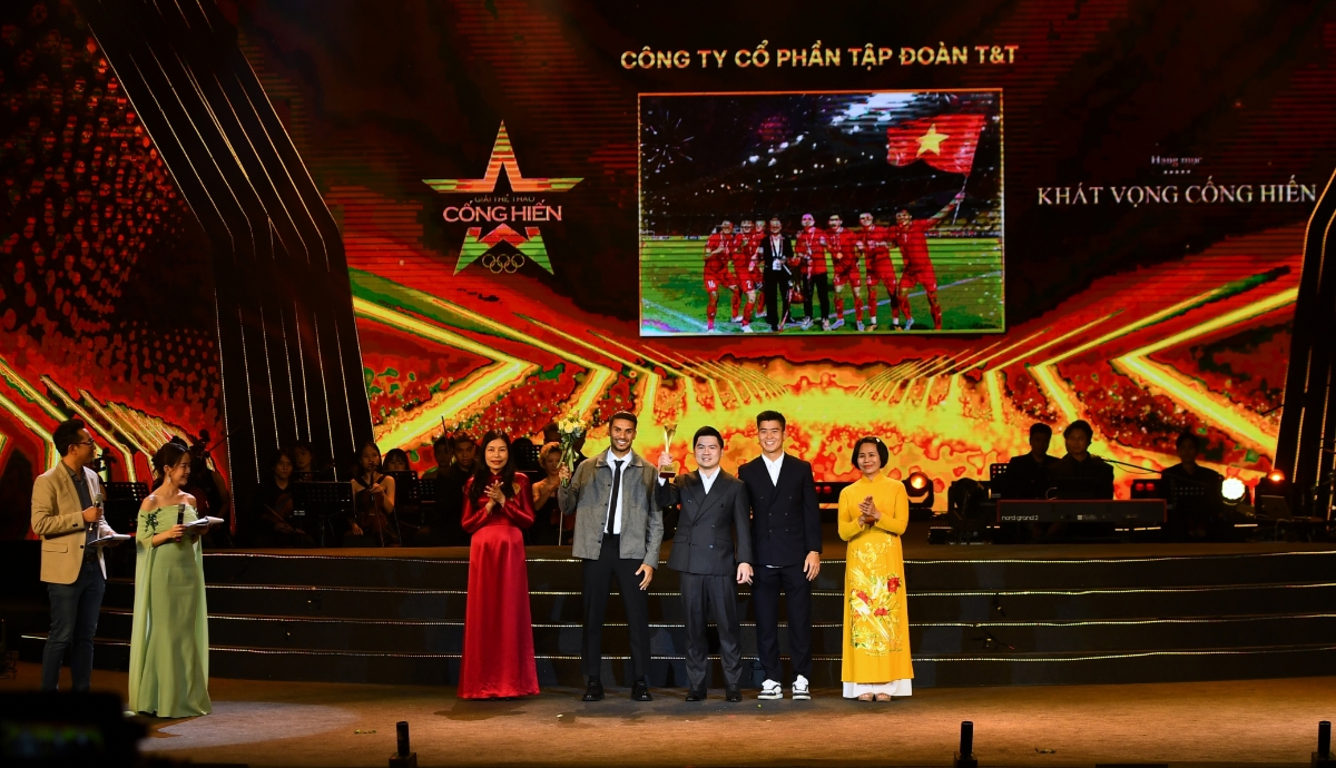 Phó Chủ tịch T&T Group Đỗ Vinh Quang cùng hai cầu thủ Đỗ Duy Mạnh, Đỗ Hoàng Hên nhận giải Khát vọng cống hiến tối 15/4. Ảnh:&nbsp;T&T Group.