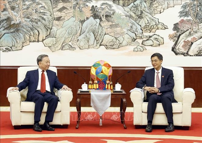 Tổng Bí thư, Chủ tịch nước Tô Lâm tiếp đồng chí Trần Cương, Ủy viên Ban Chấp hành Trung ương Đảng Cộng sản Trung Quốc, Bí thư Đảng ủy, Chủ nhiệm Ủy ban Thường vụ Đại hội đại biểu nhân dân Khu tự trị dân tộc Choang Quảng Tây. Ảnh: TTXVN.