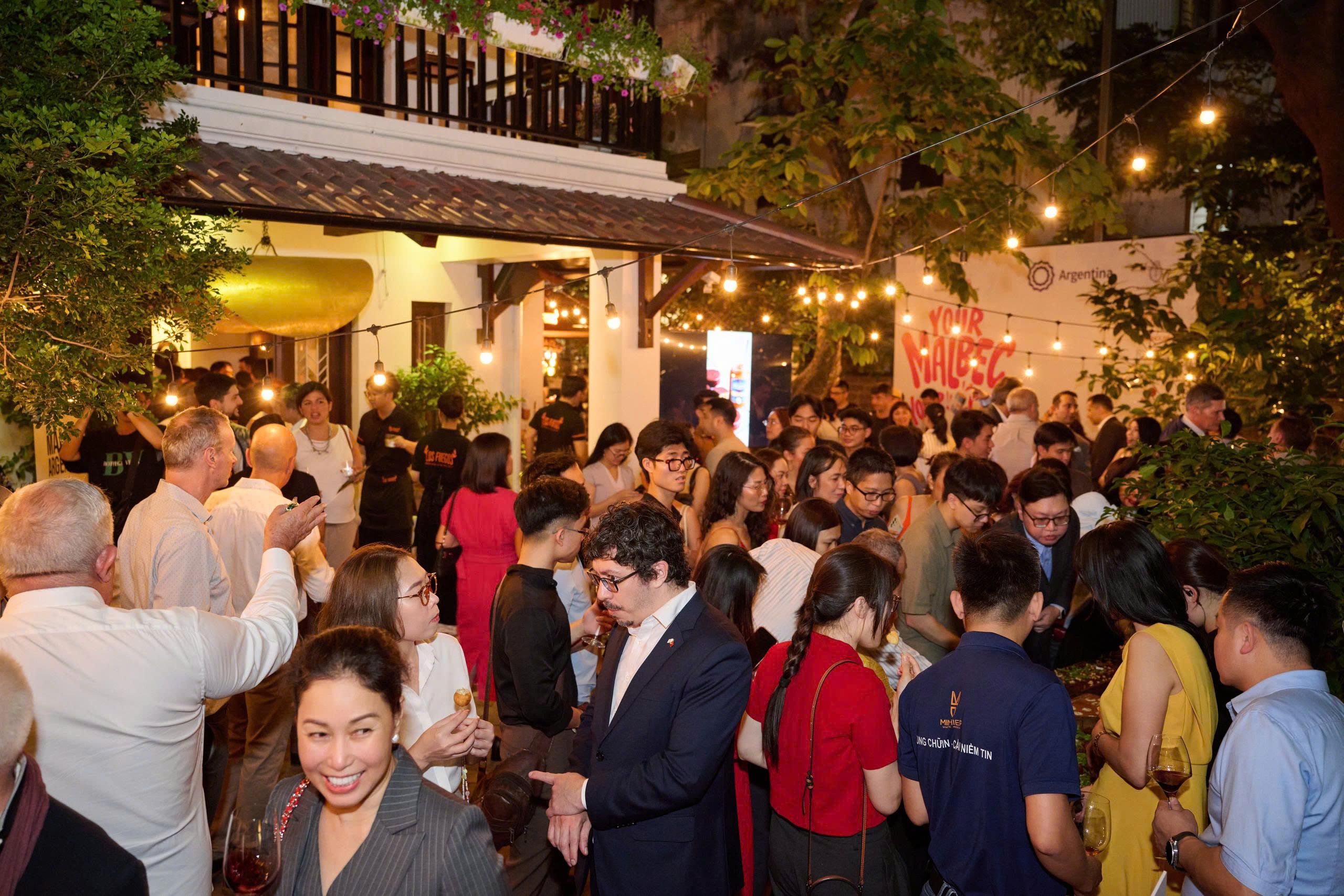 A standing reception was held featuring Malbec labels distributed in Vietnam, paired with Argentine dishes from Los Fuegos restauran