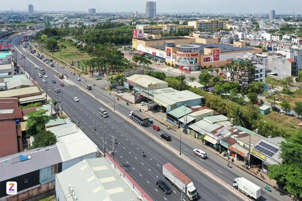 Quốc lộ 13 tuyến giao thông huyết mạch kết nối TP.HCM với các tỉnh Đông Nam Bộ đang dần thay đổi diện mạo khi được mở rộng.  Ảnh: SkyWorld.