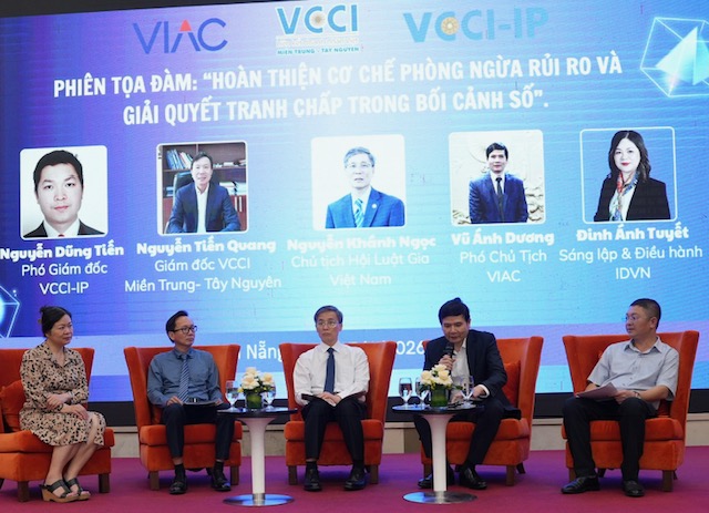 Các diễn giả tham gia Phiên tọa đàm tại Diễn đàn.