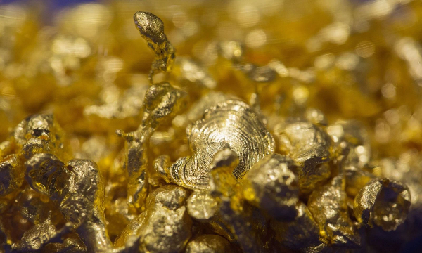 Giá vàng bị ghìm dưới mốc 4.800 USD/oz khi giá dầu và đồng USD tăng trở lại