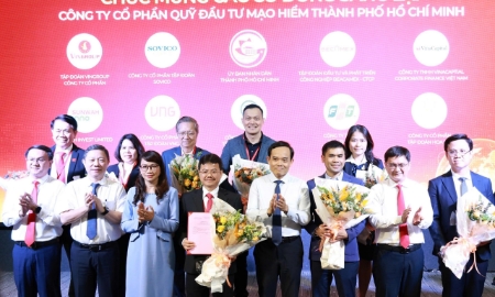 Bí thư Thành ủy TP. Hồ Chí Minh Trần Lưu Quang tặng hoa chúc mừng các cổ đông sáng lập Công ty Cổ phần Quỹ đầu tư mạo hiểm TP.HCM, chiều 17/4.