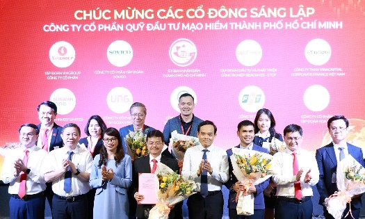 Bí thư Thành ủy TP. Hồ Chí Minh Trần Lưu Quang tặng hoa chúc mừng các cổ đông sáng lập Công ty Cổ phần Quỹ đầu tư mạo hiểm TP.HCM, chiều 17/4.