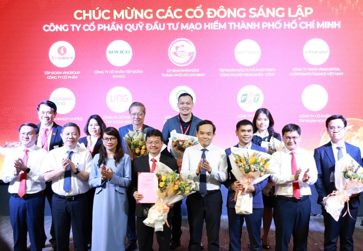Bí thư Thành ủy TP. Hồ Chí Minh Trần Lưu Quang tặng hoa chúc mừng các cổ đông sáng lập Công ty Cổ phần Quỹ đầu tư mạo hiểm TP.HCM, chiều 17/4.