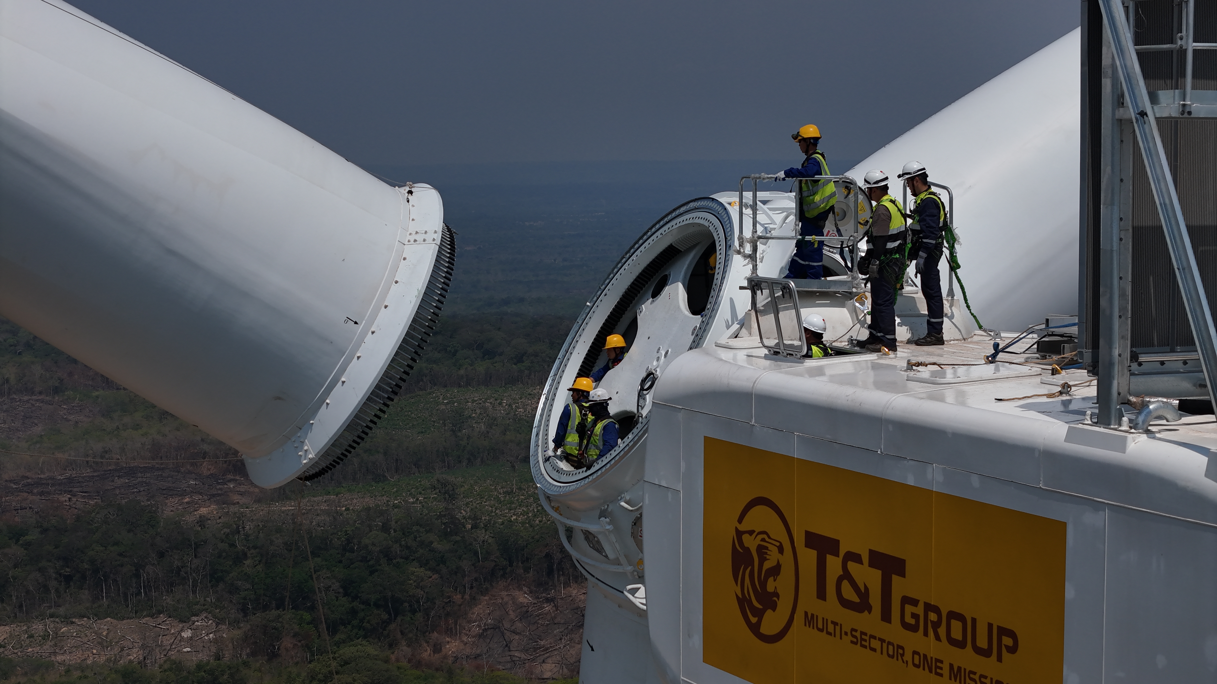 Các cán bộ, công nhân viên cố gắng hoàn thiện các hạng mục cả ngày lẫn đêm với quyết tâm hoàn thành dự án. Ảnh: TT Group.