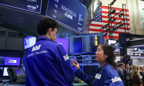 Mặc giá dầu nhảy lên gần 100 USD/thùng, chứng khoán Mỹ lập thêm kỷ lục mới