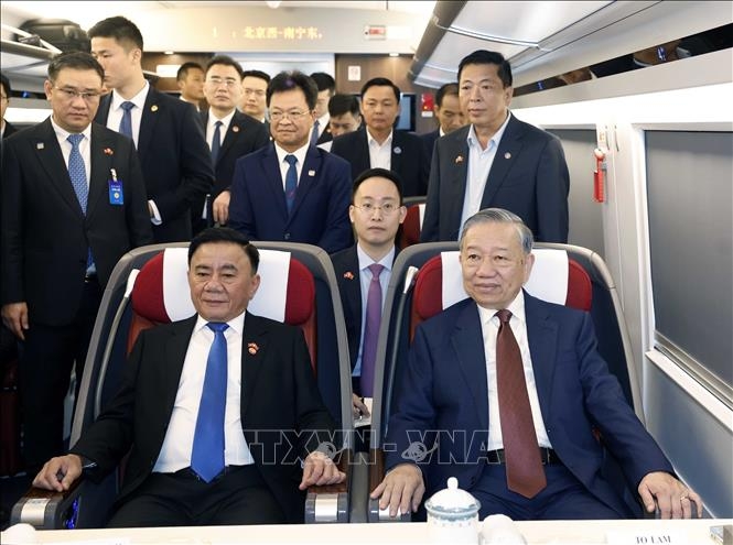 Lãnh đạo doanh nghiệp ngành đường sắt Trung Quốc tháp tùng Tổng Bí thư, Chủ tịch nước Tô Lâm trên tàu cao tốc đi thăm thành phố Nam Ninh. Ảnh: TTXVN
