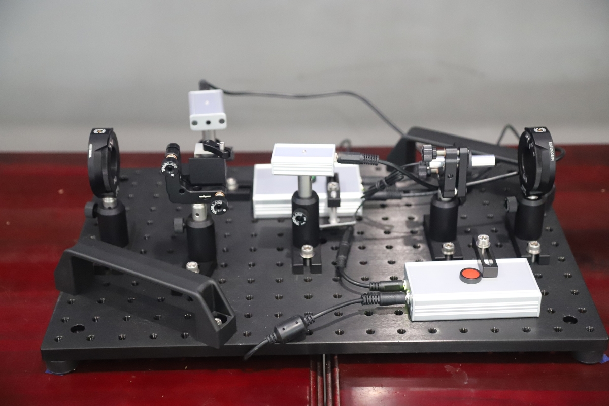 Trình diễn trực tiếp hệ thống phân phối khóa lượng tử sử dụng giao thức BB84 trên hệ thực nghiệm.