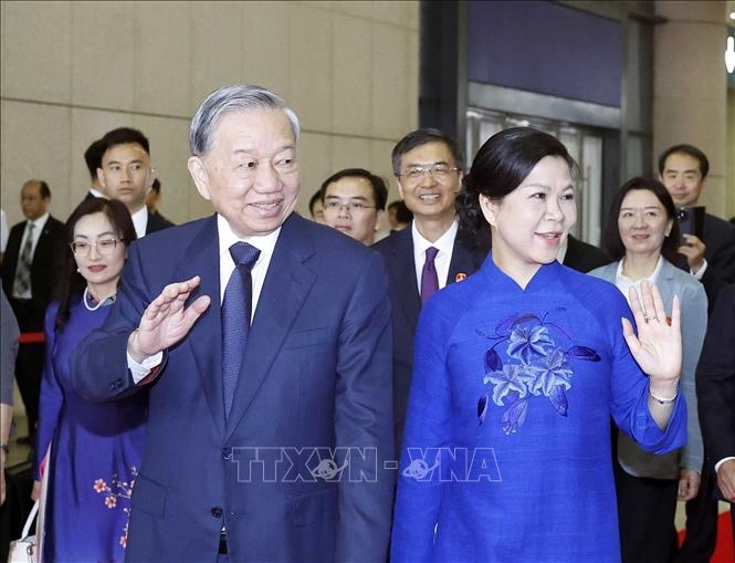 Tổng Bí thư, Chủ tịch nước Tô Lâm cùng Phu nhân tại ga Nam Ninh Đông, thành phố Nam Ninh. Ảnh: TTXVN