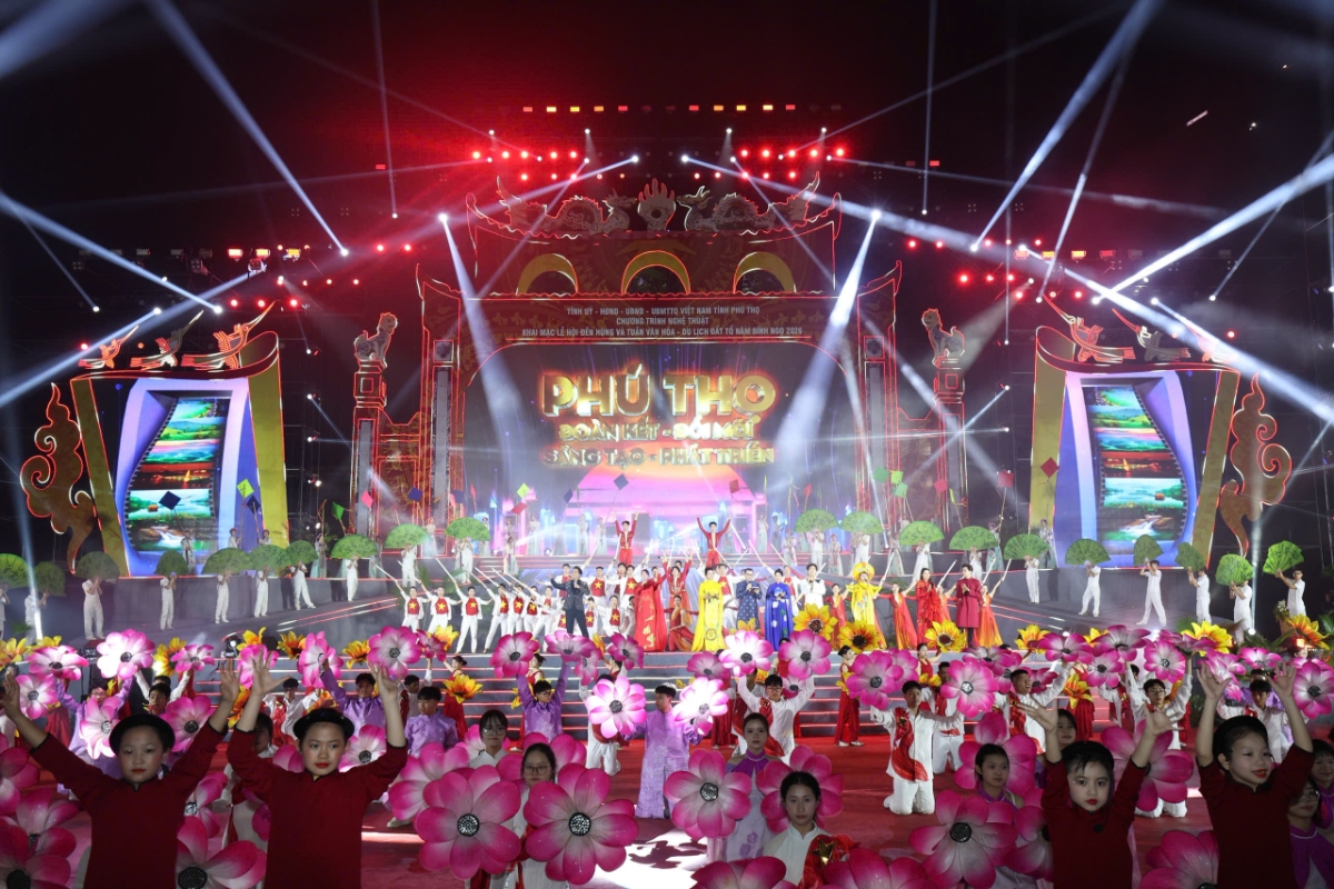 Biểu diễn nghệ thuật tại lễ khai mạc.