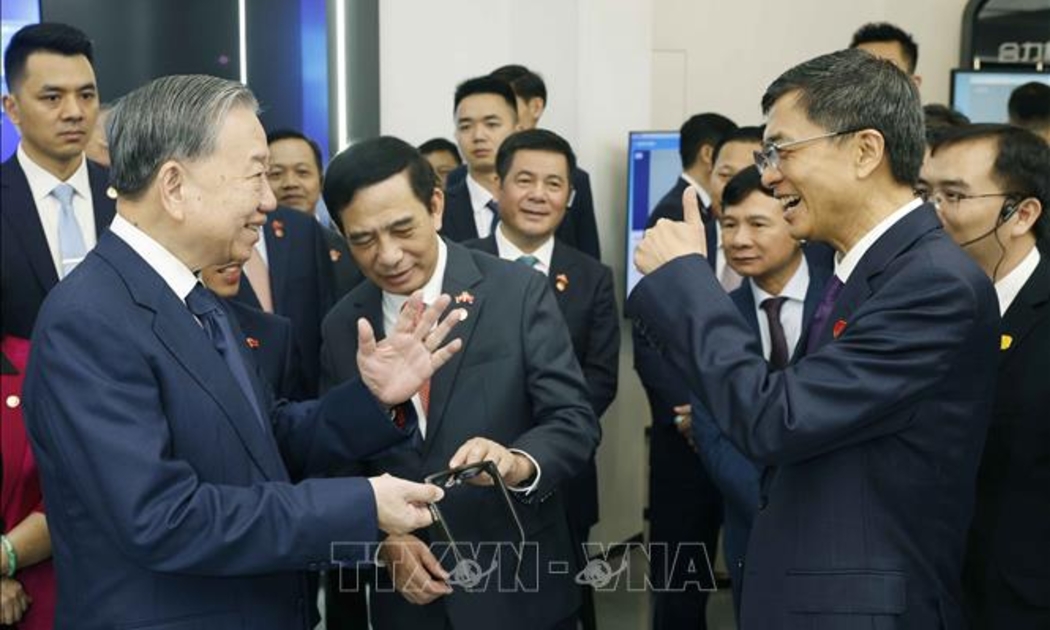 Tổng Bí thư, Chủ tịch nước Tô Lâm cùng Đoàn đại biểu cấp cao Việt Nam đã đến thăm Trung tâm Hợp tác đổi mới trí tuệ nhân tạo Trung Quốc – ASEAN. Ảnh: TTXVN