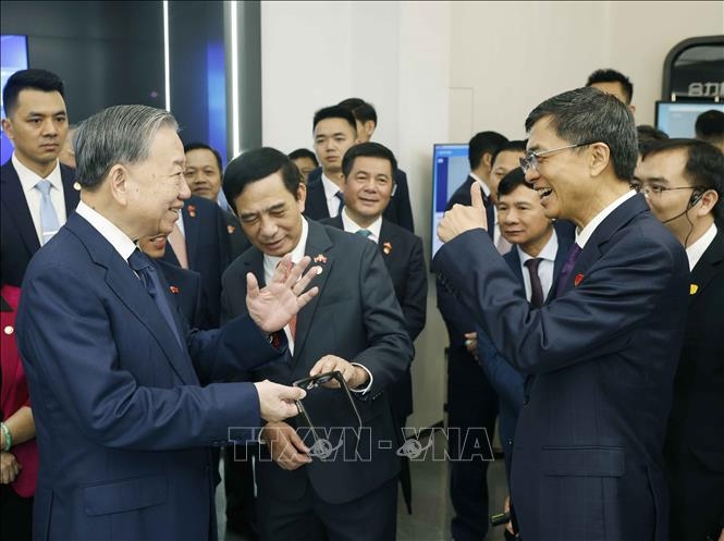 Tổng Bí thư, Chủ tịch nước Tô Lâm cùng Đoàn đại biểu cấp cao Việt Nam đã đến thăm Trung tâm Hợp tác đổi mới trí tuệ nhân tạo Trung Quốc – ASEAN. Ảnh: TTXVN