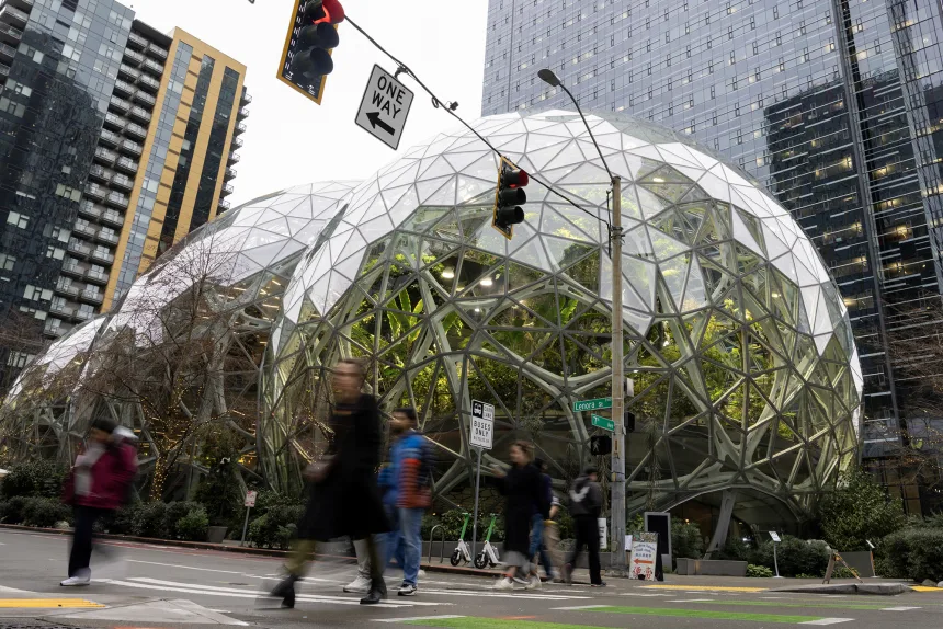 Amazon cùng nhiều ông lớn công nghệ khác tiến hành nhiều đợt sa thải nhân viên, làm dấy lên lo ngại về tác động của AI đối với thị trường lao động. Nguồn: Jason Redmond/AFP/Getty Images.