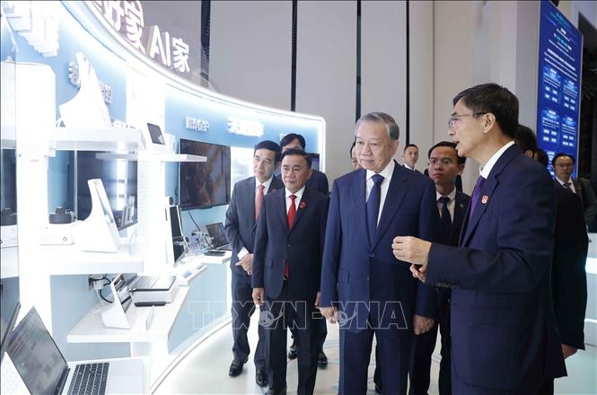 Tổng Bí thư, Chủ tịch nước Tô Lâm cùng Đoàn đại biểu cấp cao Việt Nam đã đến thăm Trung tâm Hợp tác đổi mới trí tuệ nhân tạo Trung Quốc – ASEAN. Ảnh: TTXVN