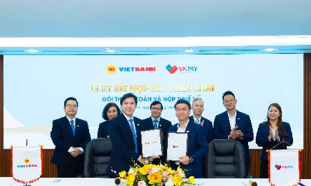 Vietbank và VNPAY thực hiện nghi thức ký kết hợp tác ra mắt bộ giải pháp “Thanh toán và Nộp thuế số”. Ảnh: Vietbank.