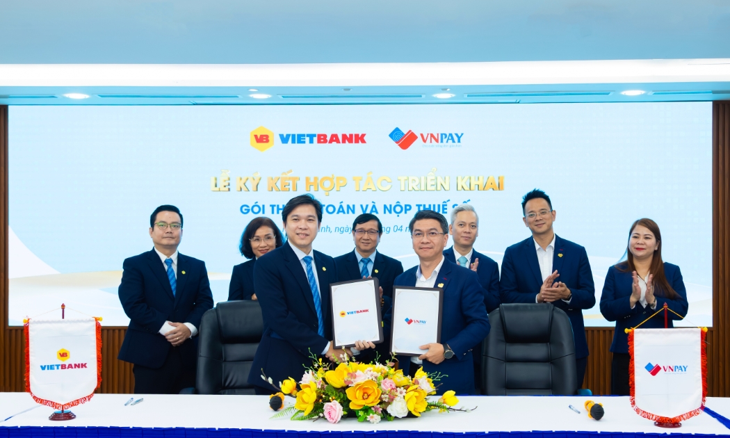 Vietbank và VNPAY thực hiện nghi thức ký kết hợp tác ra mắt bộ giải pháp “Thanh toán và Nộp thuế số”. Ảnh: Vietbank.