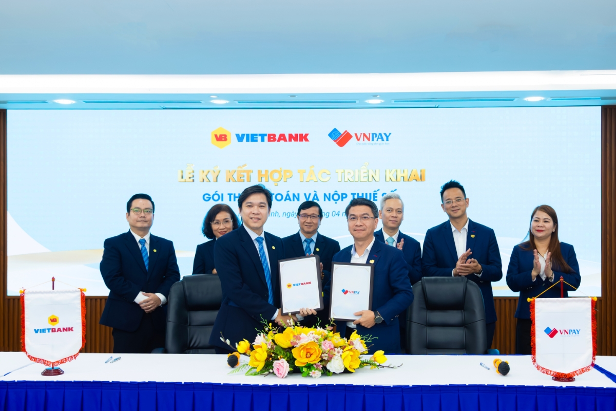 Vietbank và VNPAY thực hiện nghi thức ký kết hợp tác ra mắt bộ giải pháp “Thanh toán và Nộp thuế số”. Ảnh: Vietbank.
