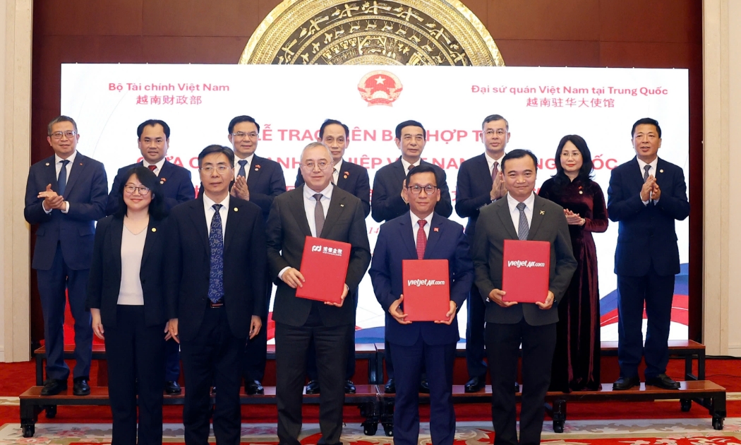 Vietjet và SPDB Financial Leasing trao thỏa thuận tài trợ thuê mua tàu bay Comac. Ảnh: Vietjet.