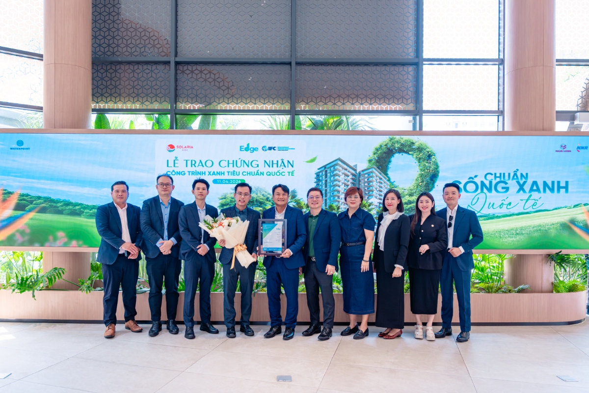 Ông Vũ Linh Quang (thứ 2 từ trái sang) cùng đại diện ARDOR Green tại sự kiện trao chứng nhận EDGE cho Solaria Rise ngày 11/4. Ảnh:&nbsp;Solaria Rise.