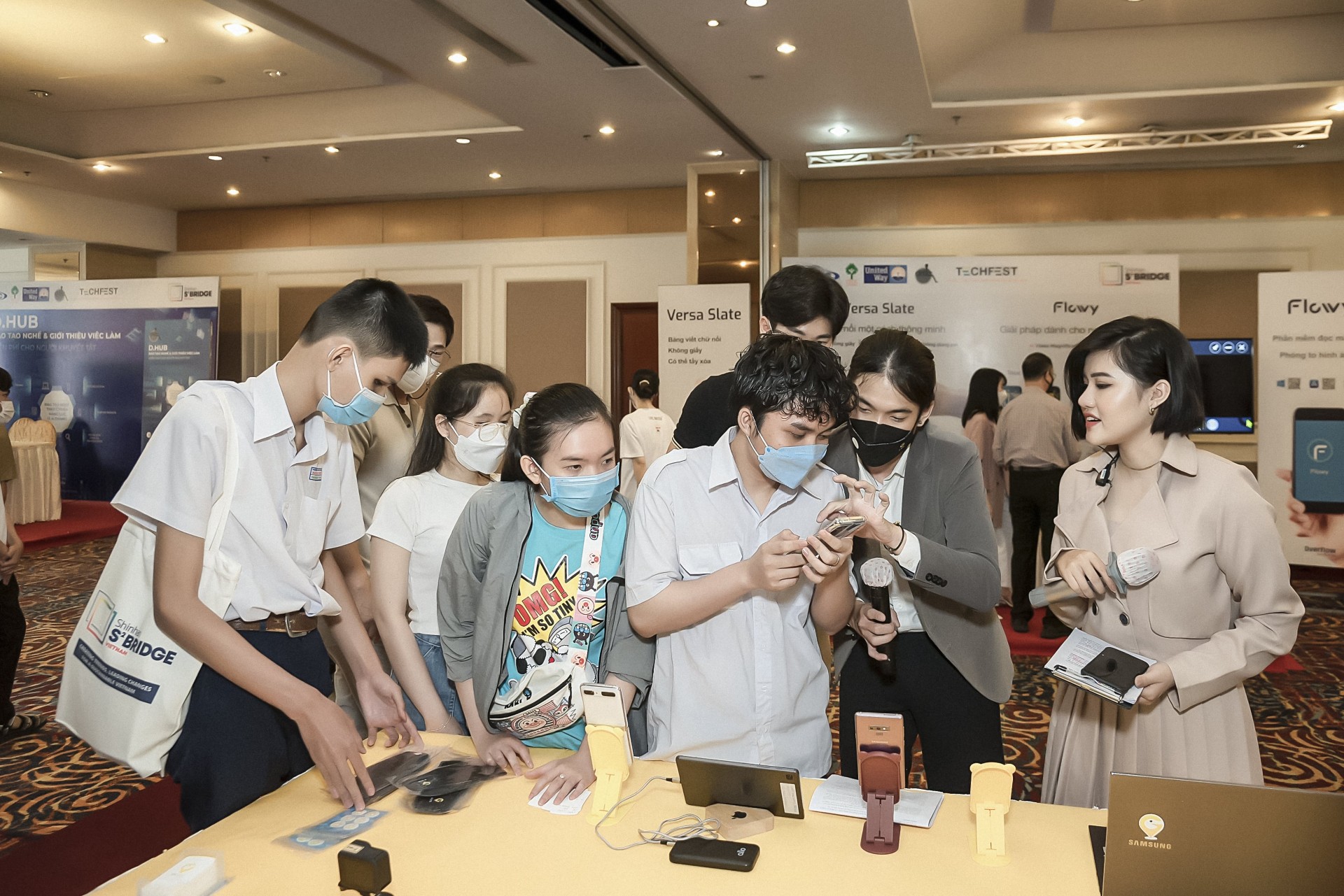 Người khuyết tật sử dụng công nghệ