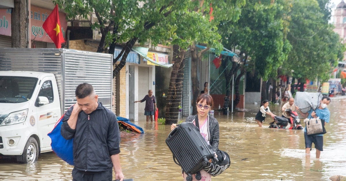 Người dân phường Trường Vinh hối hả di dời tài sản khi bão số 10 cuối tháng 9/2025 khiến nước lũ dâng cao, gây ngập sâu khu dân cư. Ảnh: Minh Quân