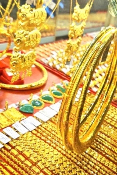 Domestic gold prices drop to lowest level in a month