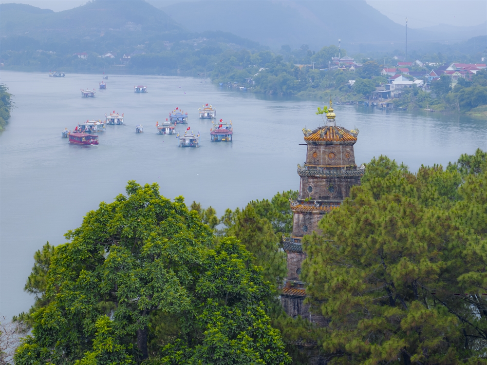 Đoàn rước ngược dòng Hương Giang để lên điện Huệ Nam.