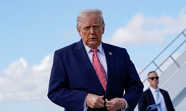 Tổng thống Trump lạc quan về đàm phán hòa bình, Iran nói eo biển Hormuz lại đóng cửa