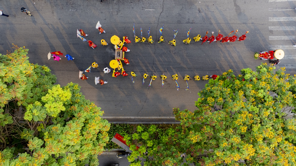 Sắc màu rực rỡ của trang phục truyền thống trong lễ hội.