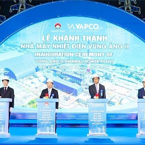 Các đại biểu cử hành nghi thức khánh thành Nhà máy Nhiệt điện Vũng Áng II. Ảnh: Đình Nhất