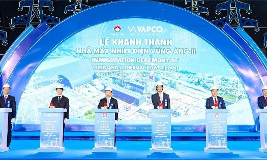Các đại biểu cử hành nghi thức khánh thành Nhà máy Nhiệt điện Vũng Áng II. Ảnh: Đình Nhất