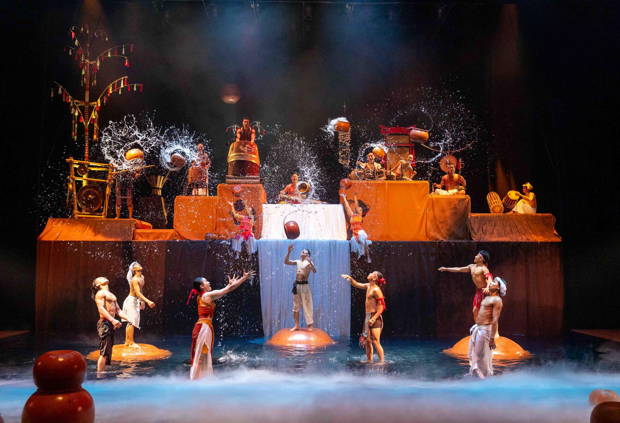 Chum Show – chương trình biểu diễn nghệ thuật tại Nhà hát Đó, góp phần làm phong phú trải nghiệm văn hóa cho du khách khi đến Nha Trang. Ảnh: KDI.