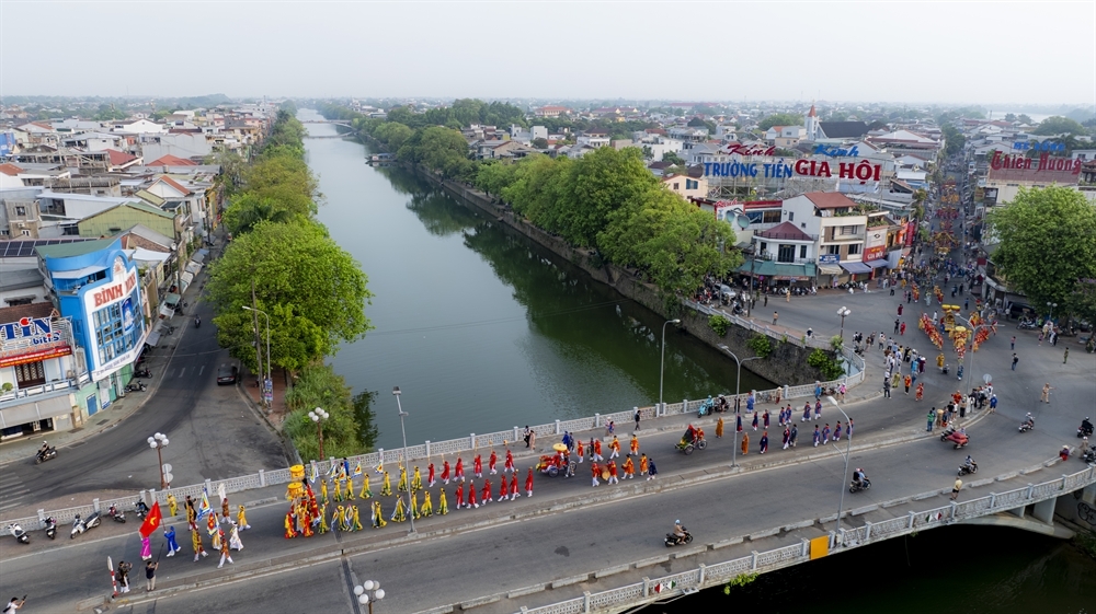 Người dân và du khách hòa mình vào dòng người hành lễ.