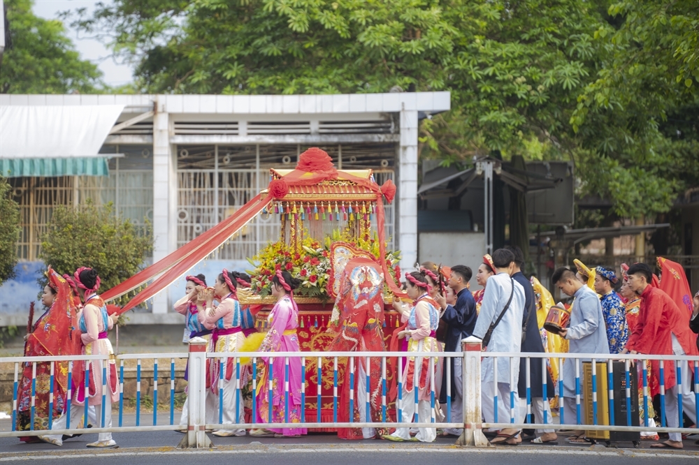 Không khí lễ hội lan tỏa trên các tuyến phố trung tâm.
