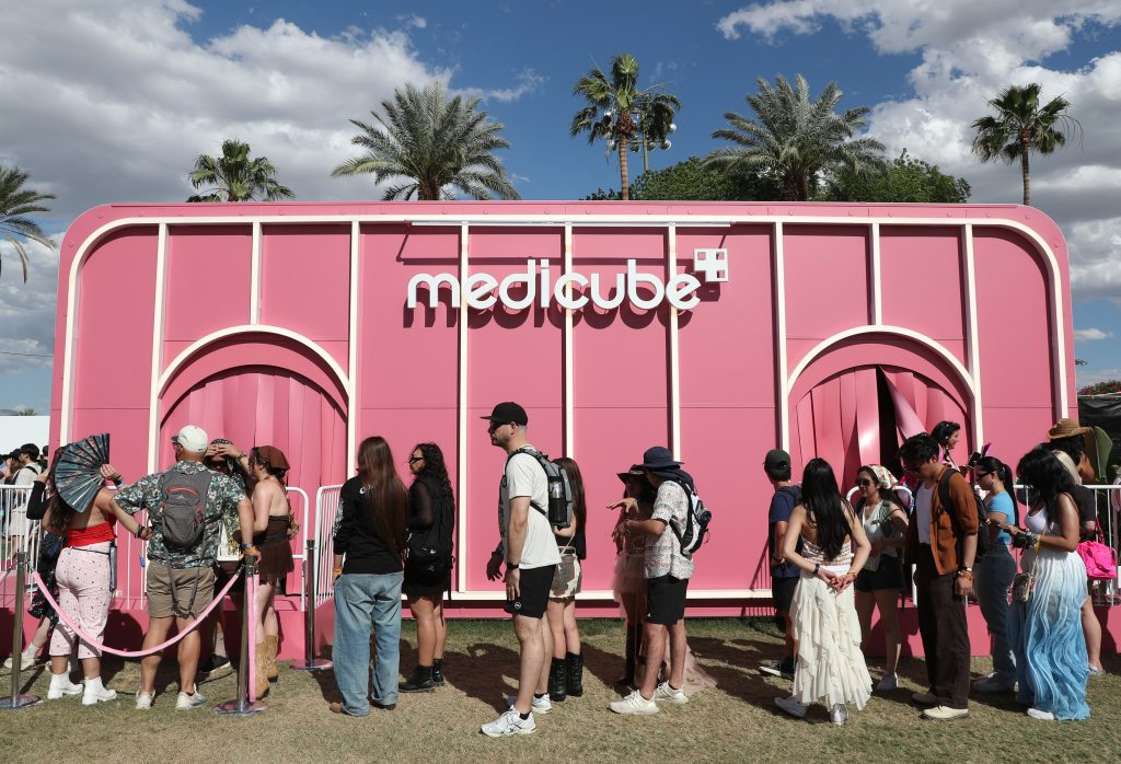 Không chỉ là sân khấu của âm nhạc, Coachella còn trở thành “điểm hẹn” của các thương hiệu làm đẹp.