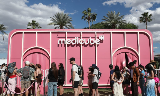 Không chỉ là sân khấu của âm nhạc, Coachella còn trở thành “điểm hẹn” của các thương hiệu làm đẹp.