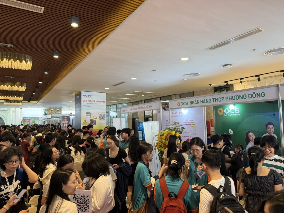 Nhiều sinh viên, người lao động tìm hiểu cơ hội việc làm tại UEH Sharing & Giving 2026, sáng 19/4.