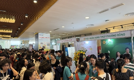 Nhiều sinh viên, người lao động tìm hiểu cơ hội việc làm tại UEH Sharing & Giving 2026, sáng 19/4.