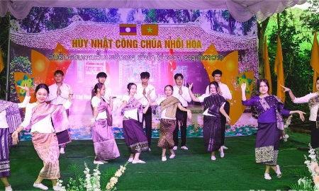 Tiết mục chúc mừng Tết Bunpimay do sinh viên Lào đang học tại Trường Đại học Hoa Lư biểu diễn. Ảnh: Minh Quang