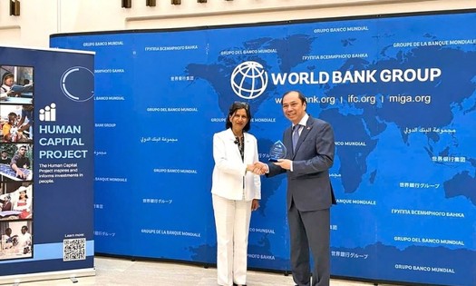 Vice President for the People Vice Presidency at the WB Mamta Murthi (L) presents the award to Vietnamese Ambassador to the U.S. Nguyen Quoc Dung. (Source: VGP)