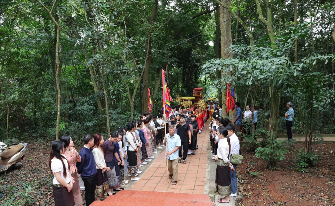 Thực hiện nghi lễ rước kiệu truyền thống tại lễ hội.